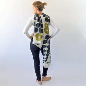 100% Merino Wool scarf Nero being warn by a model.
