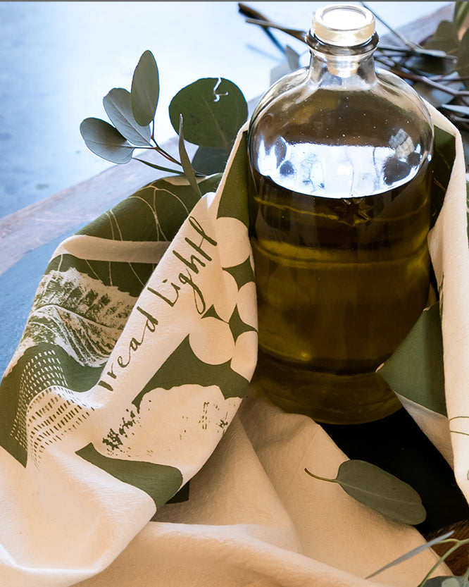 Tea Towel features an original illustration called Leaves by Susy Pilgrim Waters. A nature-inspired design that brings an organic energy into your kitchen.